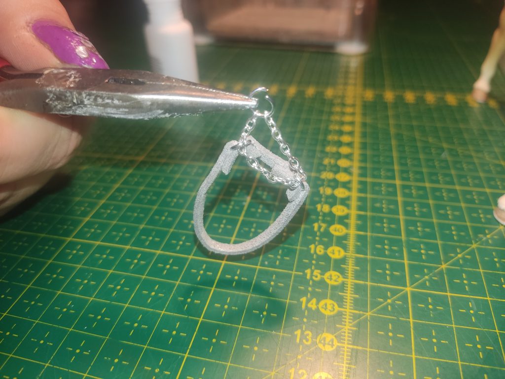 Ein Minihalfter gehalten von einer Zange